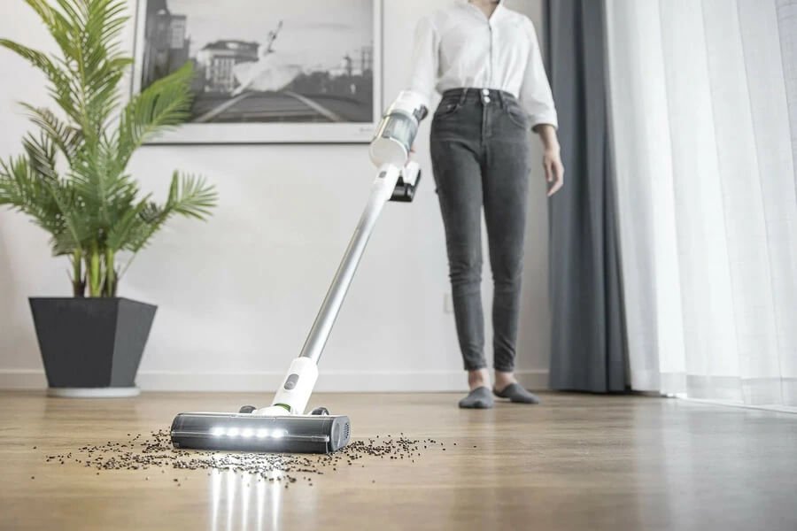 24V White Stick Vacuum with 5 Brush Accessories with 1 x 4Ah Battery &amp; Charging Station