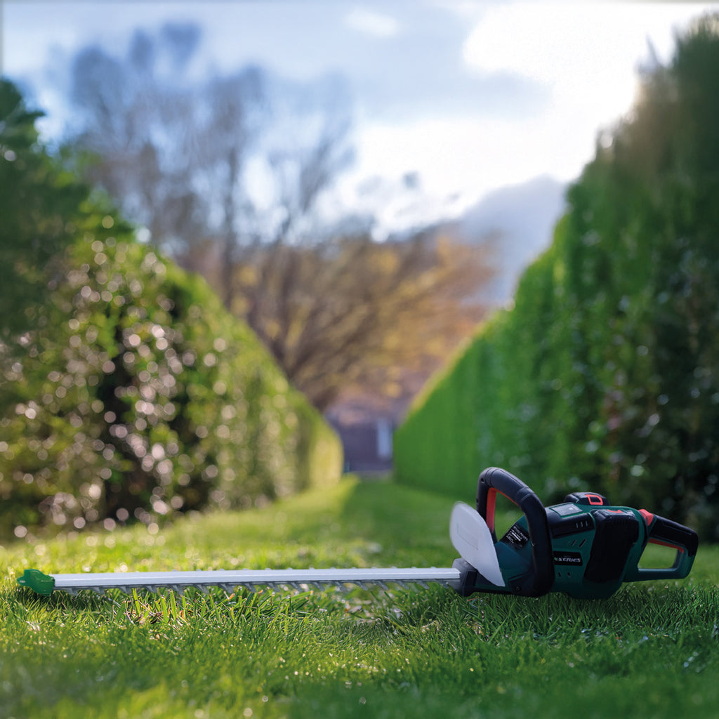 Webb 40V (2 x 20V) Cordless Brushless 61cm cutting length Hedger Trimmer With 2 x 20V 4Ah Batteries & Charger (NEW)